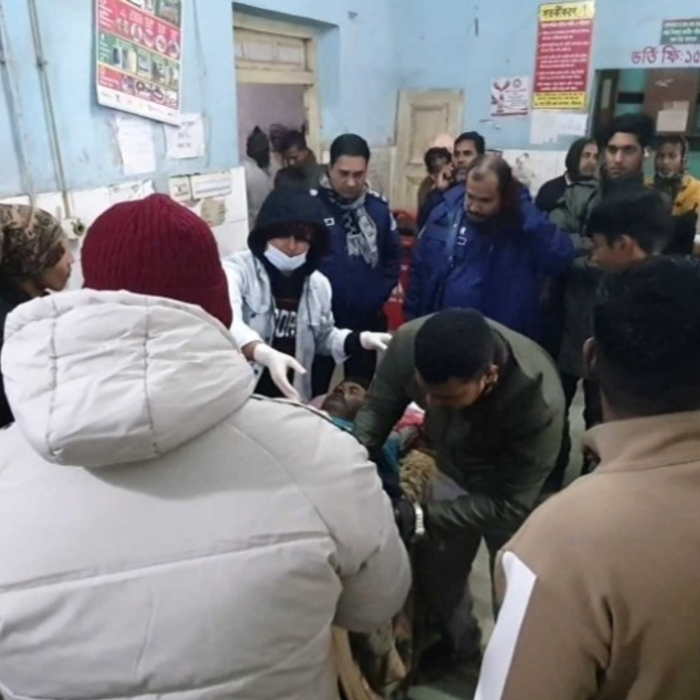 बांग्लादेश में फिर हिंदू शख्स को भीड़ ने जलाया:धारदार हथियारों से हमला, अस्पताल में भर्ती; 15 दिन में हिंदू को जलाने का दूसरा मामला