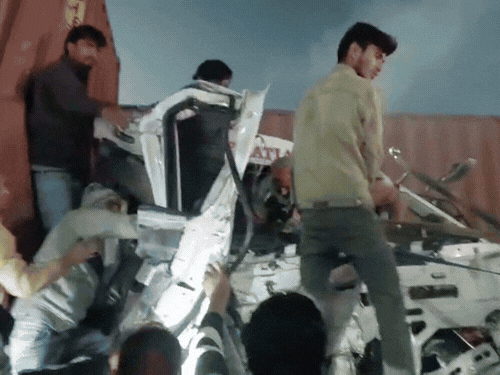 मुरादाबाद में कोहरे में कंटेनर में घुसी कार:देर रात लोधीपुर गांव के सामने हुआ हादसा; एक के बाद एक 4 वाहन घुसे