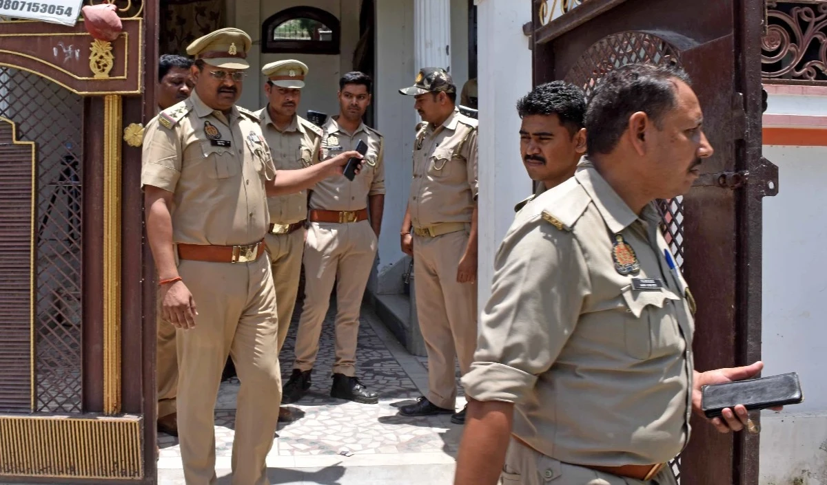 Azamgarh में अंतरराष्ट्रीय साइबर ठगी गिरोह का भंडाफोड़, दो सदस्य गिरफ्तार