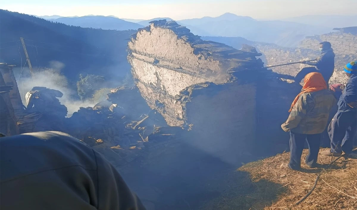 Uttarakhand Fire: नंदा देवी नेशनल पार्क में आग का तांडव, Air Force ने संभाला मोर्चा, हेलीकॉप्टर से ऑपरेशन जारी