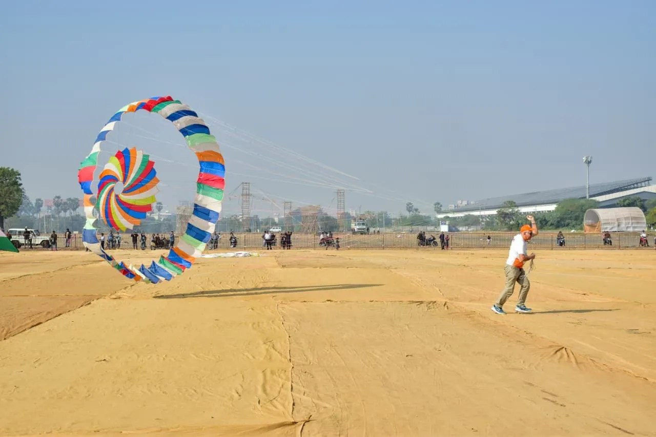 अंतरराष्ट्रीय पतंग महोत्सव : वडोदरा के आकाश में दिखा रंगों का उत्सव