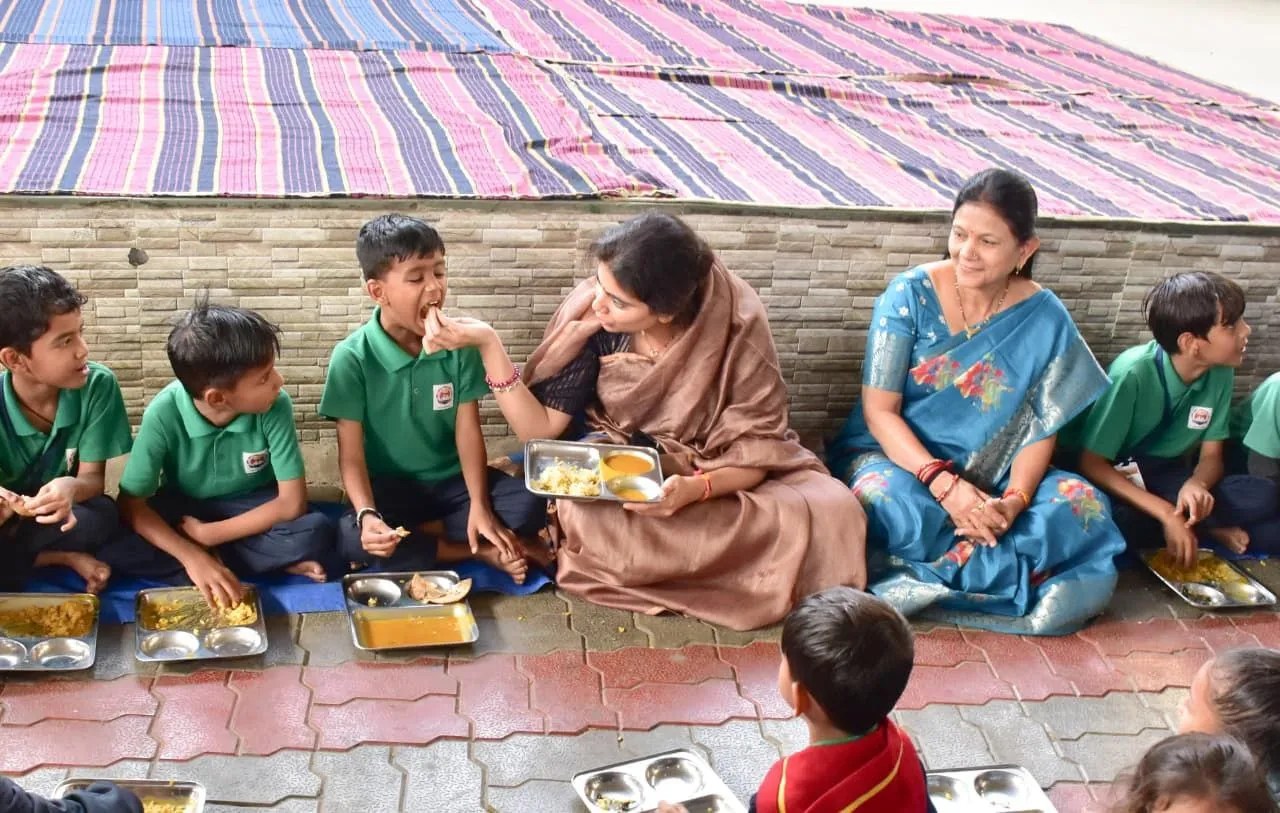 रीवाबा ने हाथों से छात्रों को भोजन कराकर मातृवात्सल्य का कराया अनुभव