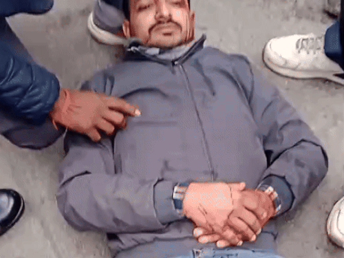 डीएम कार्यालय में तैनात क्लर्क पर दिनदहाड़े हमला:प्रयागराज में धारदार हथियार से जानलेवा वार, कार में अगवा करने की भी कोशिश