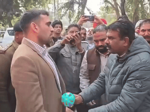 कैथल में एसडीएम को झुनझुना देने के प्रयास का मामला:राजनीतिक दलों, संगठनों की एंट्री, पूर्व सैनिकों की विधायक पर कार्रवाई की मांग