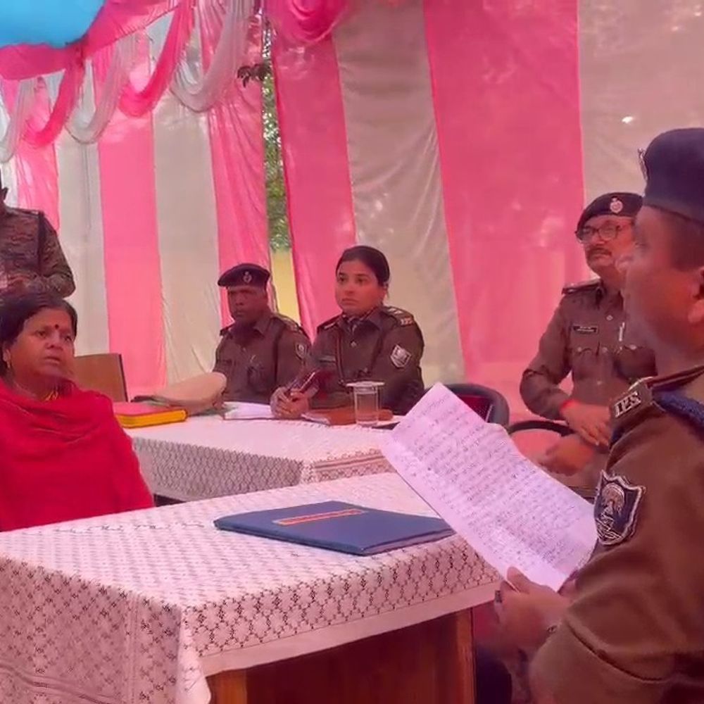 औरंगाबाद में एसपी ने लगाया जनता दरबार:अधिकारियों को समस्या के समाधान का दिया आदेश, जमीनी विवाद से जुड़े मामले लेकर लोग पहुंचे