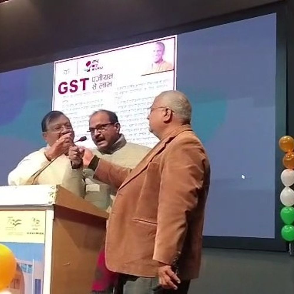 आजमगढ़ में जॉइंट कमिश्नर पर लगा रिश्वत मांगने का आरोप:जीएसटी कार्यक्रम के दौरान लगे आरोप कमिश्नर ने किया इंकार