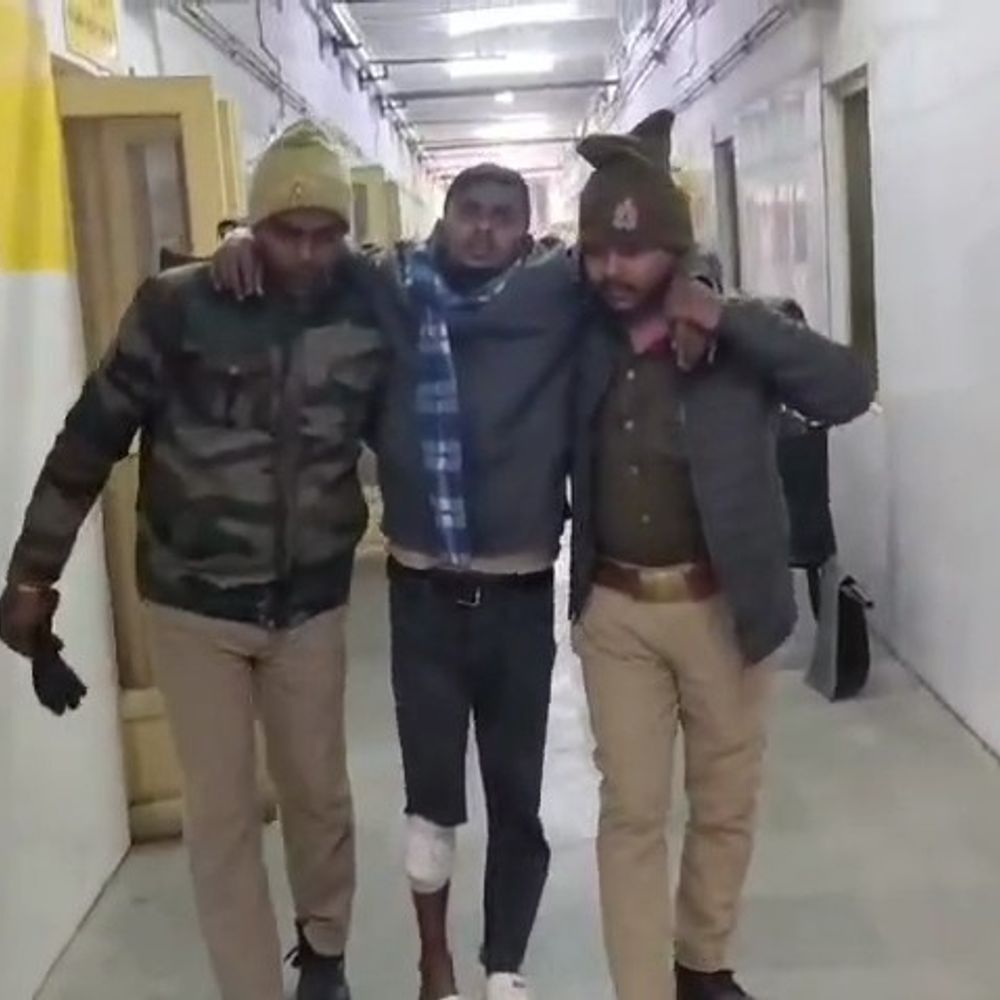 आजमगढ़ में पुलिस मुठभेड़ बदमाश गिरफ्तार:2 दिन पूर्व जमीनी विवाद में रिश्तेदार की हत्या के मामले में चल रहा था फरार