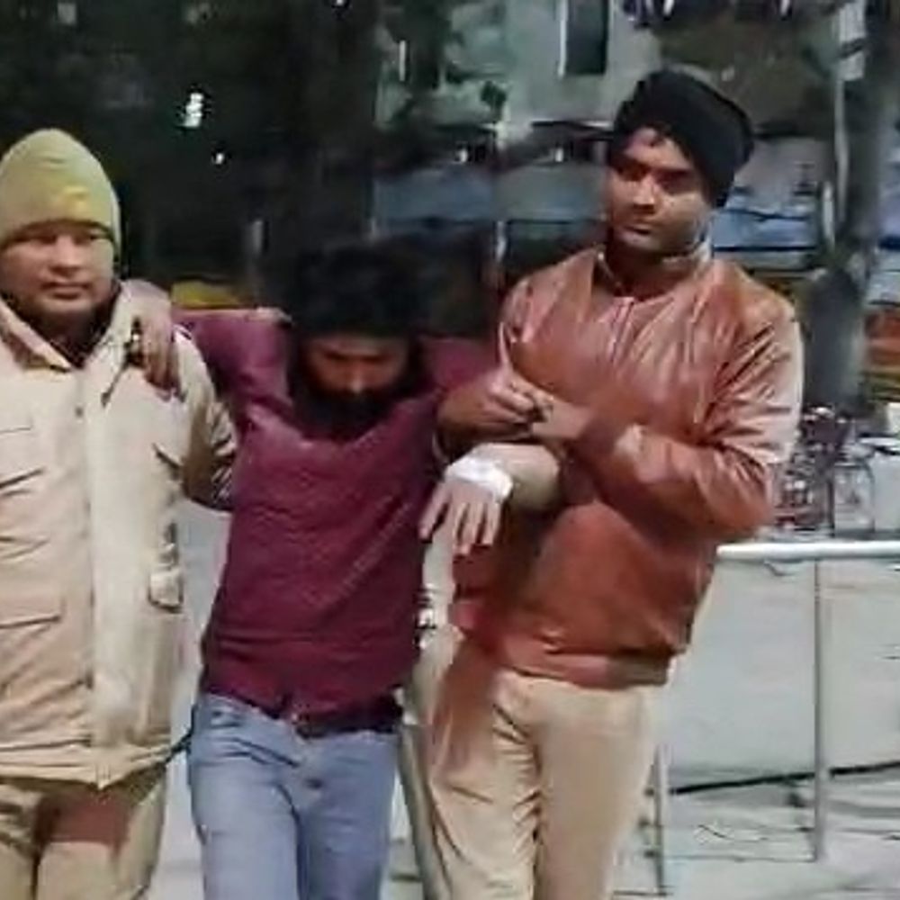 आजमगढ़ में शराब तस्कर के साथ पुलिस मुठभेड़ दो गिरफ्तार:आजमगढ़ से बिहार भेजी जा रही थी 10 लाख कीमत से अधिक की 60 पेटी शराब बरामद