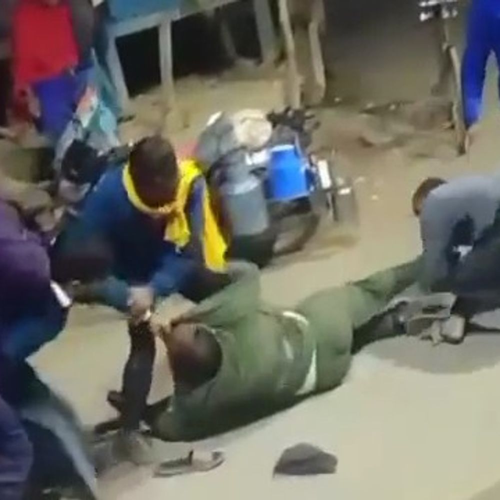 आजमगढ़ में जमकर मारपीट सामने आया वीडियो:प्रधानी के चुनाव की चर्चा के बीच हुई मारपीट जांच में जुटी पुलिस