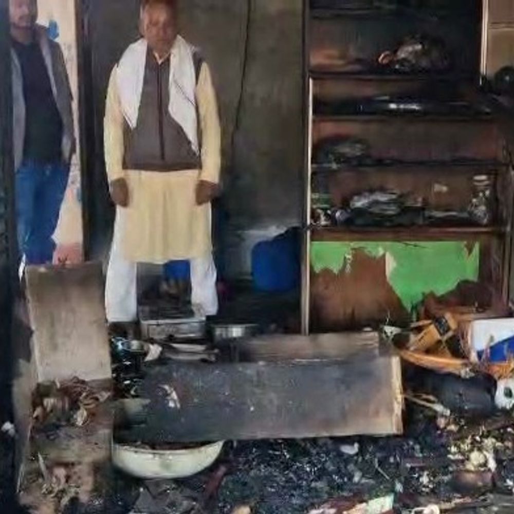 आजमगढ़ में शॉर्ट सर्किट से दुकान में लगी आग:लाखों का समान जलकर खाक, देर रात लगी आग, पड़ोसियों ने दी सूचना