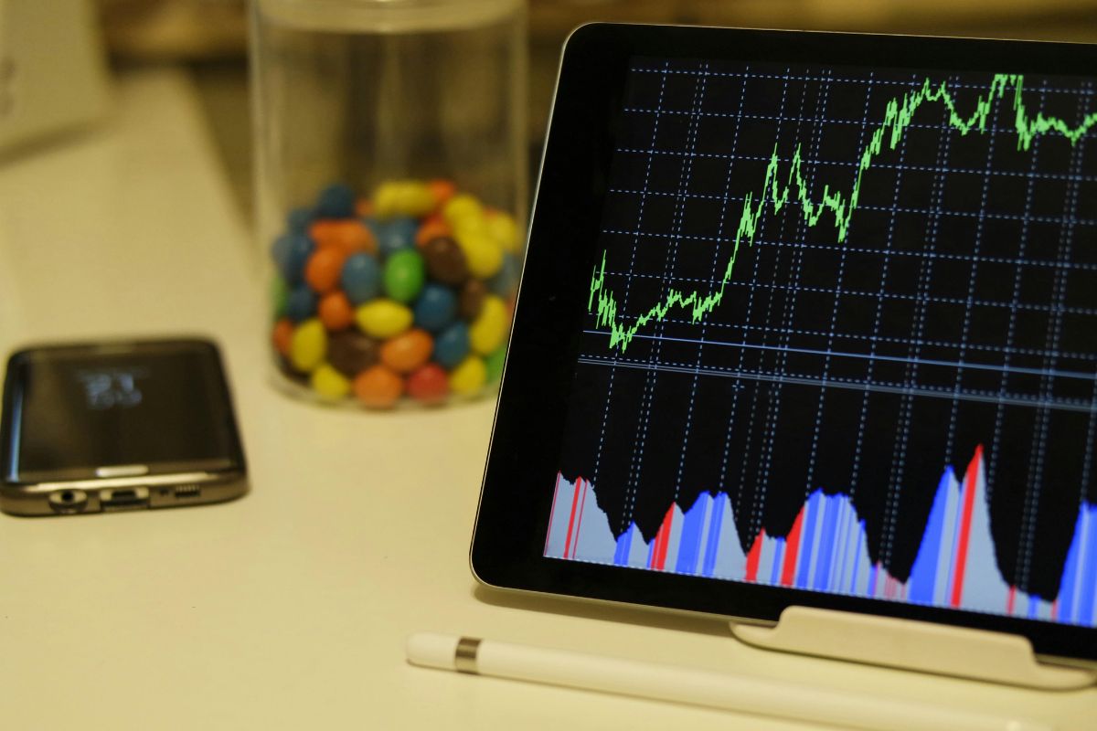 Share Market: शेयर बाजार में हल्की कमजोरी के साथ कारोबार बंद, सेंसेक्स और निफ्टी दोनों लाल निशान में रहे