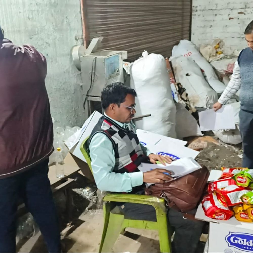 मिलावटखोरों पर प्रशासन की बड़ी कार्रवाई:इंदौर में 13 व्यापारियों पर 21 लाख से ज्यादा का जुर्माना