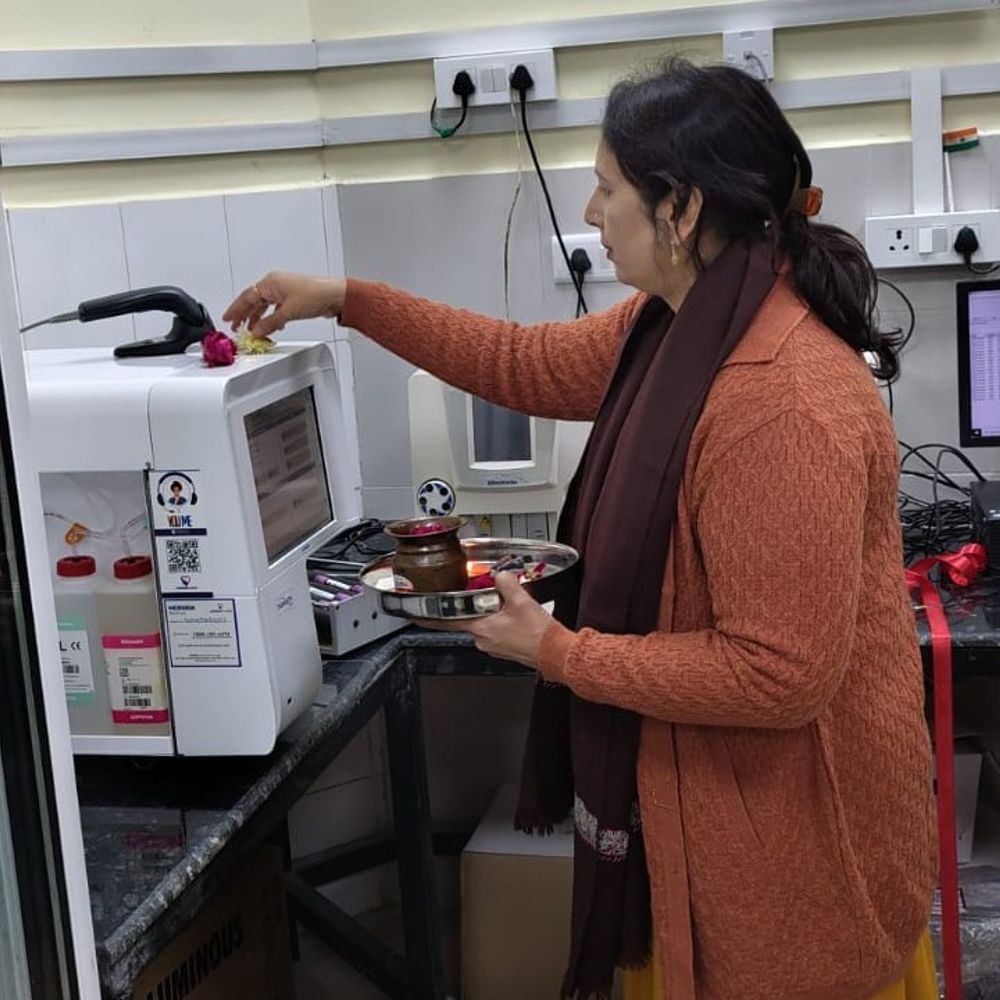 बेली अस्पताल की पैथालाॅजी में एक और हाइटेक मशीन:प्रयागराज में CMS डॉ. भावना शर्मा ने फीता काट शुरू कराया मशीन का संचालन