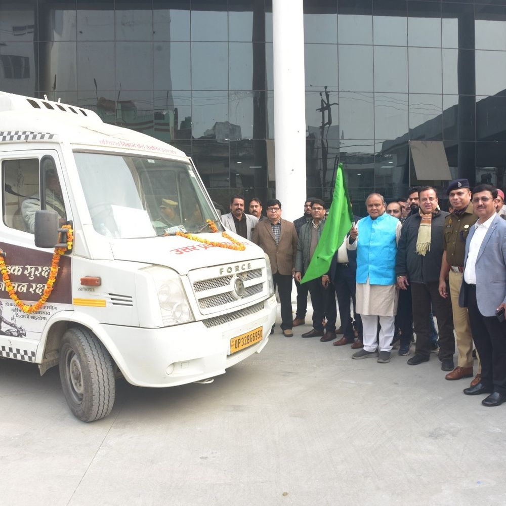 बरेली में सड़क सुरक्षा माह का आगाज:सांसद बोले- ‘नियमों का पालन ही जीवन का बीमा’; बरेली में 7 प्रचार वाहन रवाना