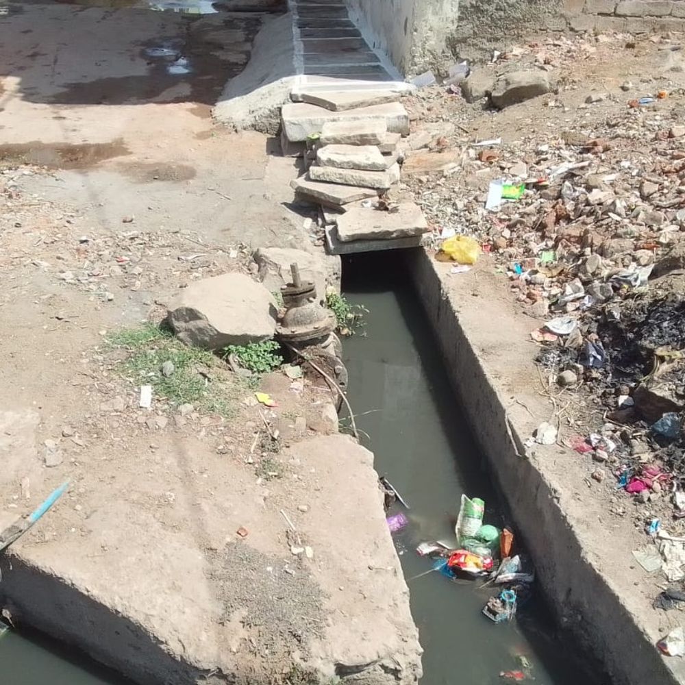 भोपाल के खानूगांव में 2000 लोग पी रहे गंदा पानी:पार्षद ने कुएं में सीवेज जाते हुए वीडियो बनाया; कहा-अफसर मोबाइल ही नहीं उठाते