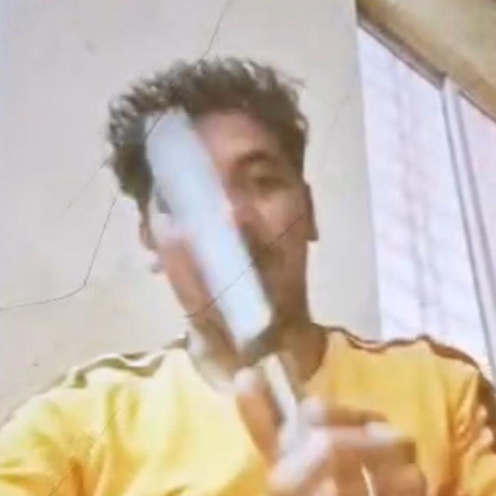 सिरफिरे युवक ने यादवों को गालियां दीं, फिर मांफी मांगी:चाकू लहराते धमकी दी पूरे समाज को खत्म कर दूंगा, प्रयागराज में वायरल हो रहा वीडियो