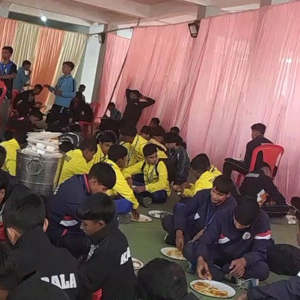 दुर्ग में स्कूल नेशनल-कबड्डी प्रतियोगिता…खाने में दिखी अव्यवस्थाएं:खिलाड़ी बोले- पेट तक नहीं भरा, इससे अच्छा बाहर खा लेते, संयोजक बोले- लाइन तो लगानी पड़ेगी