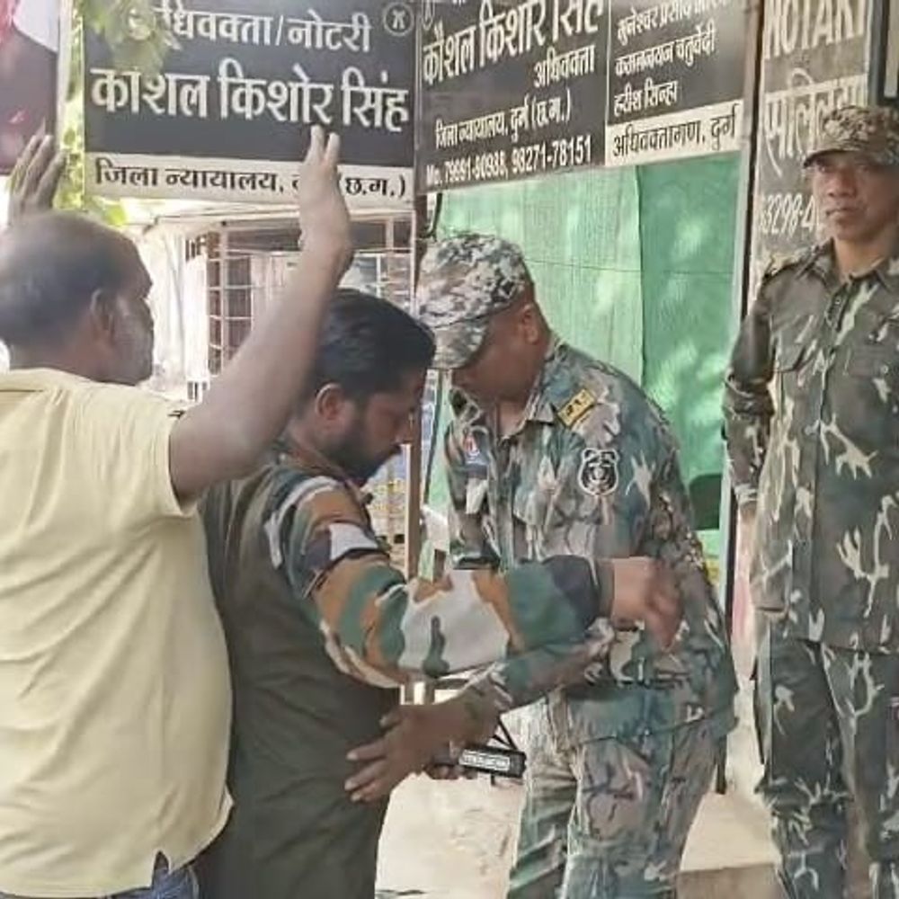 दुर्ग न्यायालय की बढ़ी सुरक्षा:मेटल डिटेक्टर लगाकर आने जाने वालों की हुई जांच, डॉग स्कॉक्वड ने परिसर की तलाशी, 60 से ज्यादा पुलिसकर्मी की लगाई ड्यूटी