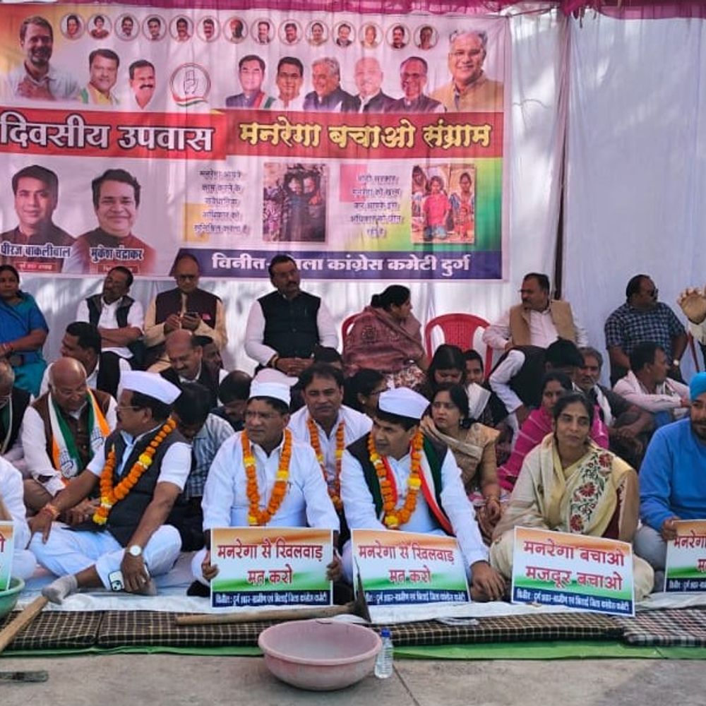 मनरेगा बचाओ संग्राम में उपवास पर बैठे नेता:कांग्रेस बोली- बीजेपी अमीरों की पार्टी, 11 वर्षों से मजूदरों का शोषण कर रही सरकार