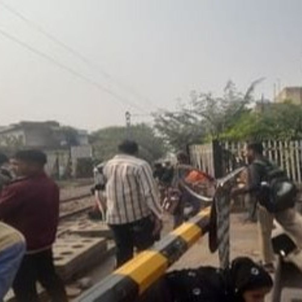 आगरा शाहगंज रेलवे फाटक बंद:वैकल्पिक मार्ग से निकलेंगे वाहन, 6 दिन लोगों को झेलनी पड़ेगी परेशानी