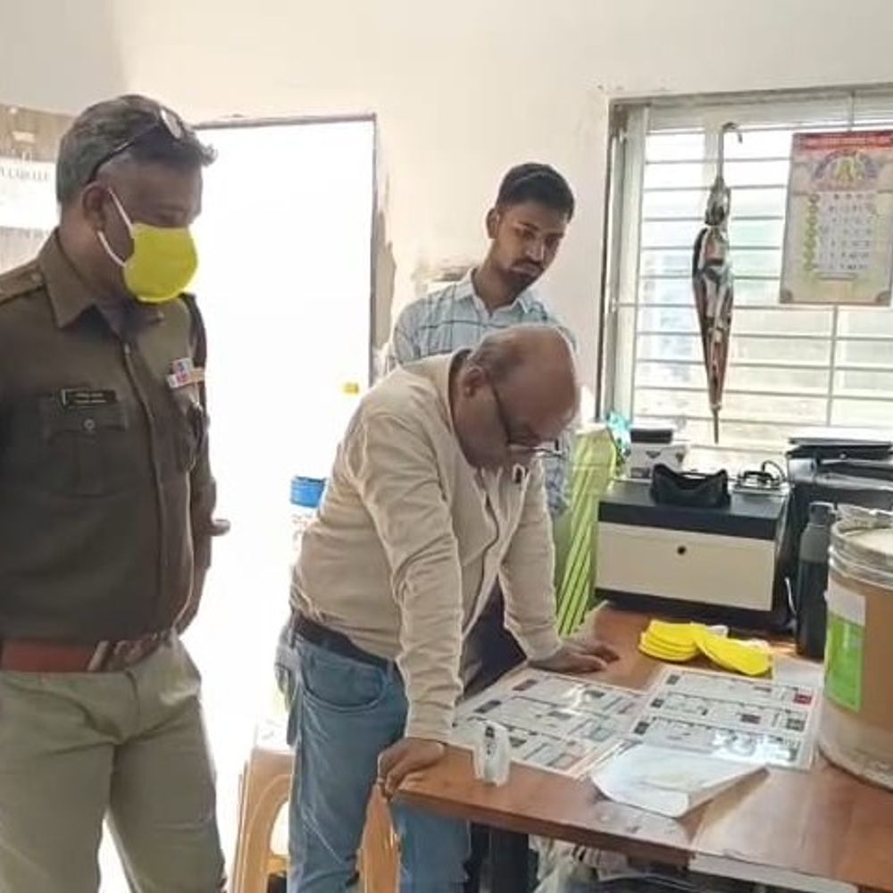 रतलाम में केमिकल लैब पर छापा:आगर मालवा में ड्रग्स फैक्ट्री मिलने के बाद एक्शन; दवाइयों के रॉ मटेरियल की आड़ में जांच, सैंपल लैब भेजे