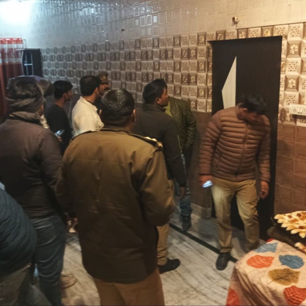 वाराणसी में स्पा-सेंटर से सेक्सवर्कर युवकों समेत युवती गिरफ्तार:अफसरों की कॉलोनी के पास चल रहा था सेक्स रैकेट, आरोपी के खिलाफ कई थानों में केस