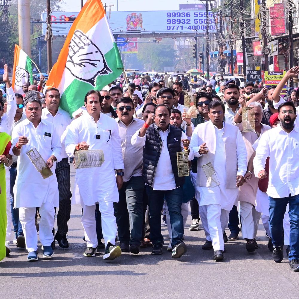 खाद्य मंत्री को चूहा पकड़ने वाला पिंजरा देने पहुंची कांग्रेस:प्रदेशभर में धान खराब होने के मामलों के खिलाफ प्रदर्शन, 26 करोड़ का धान खराब होने का दावा