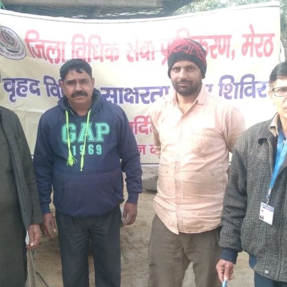 जिला विधिक सेवा प्राधिकरण ने लोगों को किया जागरूक:मेरठ में ऑडियो और पैंपलेट बाटकर बताई नई योजनांए , लोगों ने साझा की अपनी समस्या