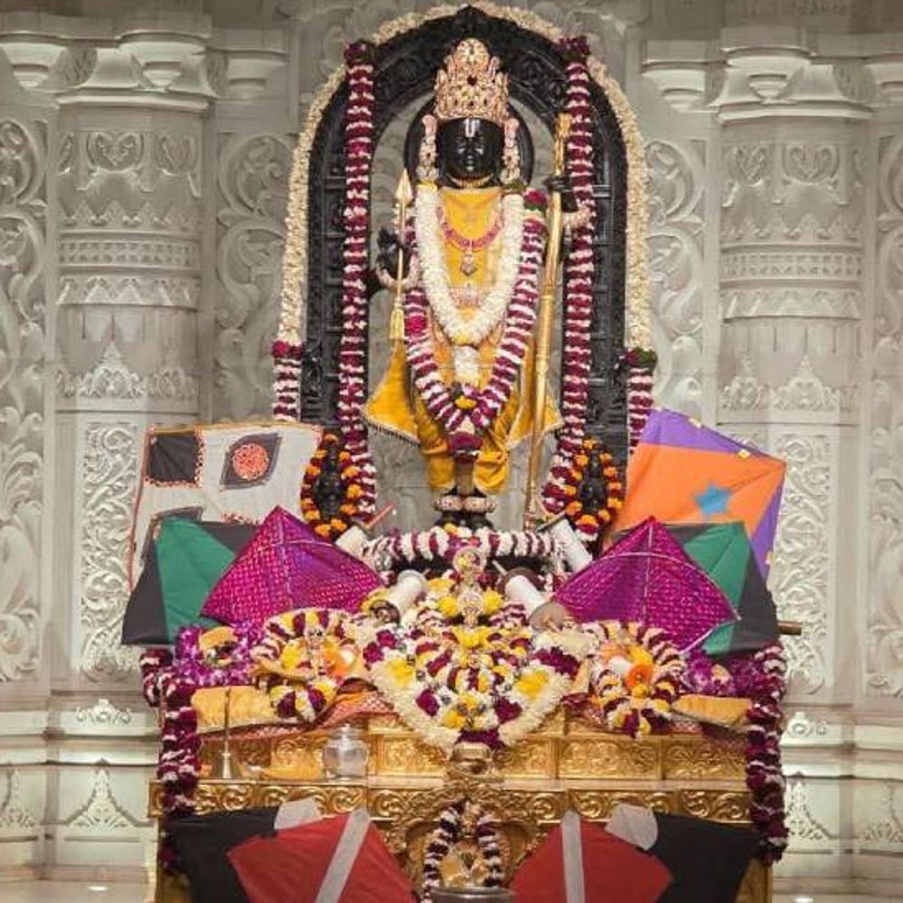 रामलला को लगा लगा खिचड़ी का भोग, चढ़ी पंतग:मकर संक्रांति पर मनमोहक रहा रामलला का दरबार