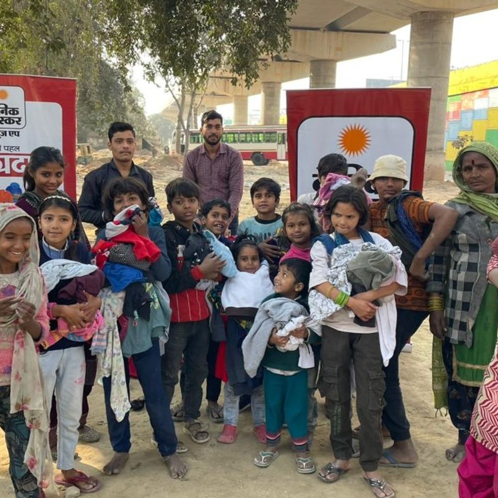 आगरा में दैनिक भास्कर का ‘वस्त्रदान अभियान’:सर्दियों में गरीब परिवारों को मिली राहत, बच्चों के खिले चेहरे, शहरवासियों ने किया सहयोग