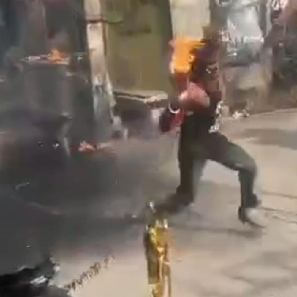 गाजियाबाद में धमाके के साथ ट्रांसफार्मर फटा, 5 झुलसे:खोड़ा में जिस पर तेल पड़ा वही आग की चपेट में आया