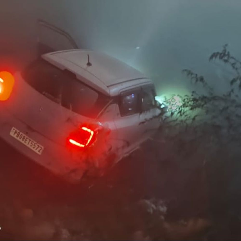 जालंधर में डीएवी कॉलेज के पास नाले में गिरी कार:घने कोहरे के नाते हुआ हादसा, दो लोग सुरक्षित, प्रशासन पर लापरवाही के आरोप