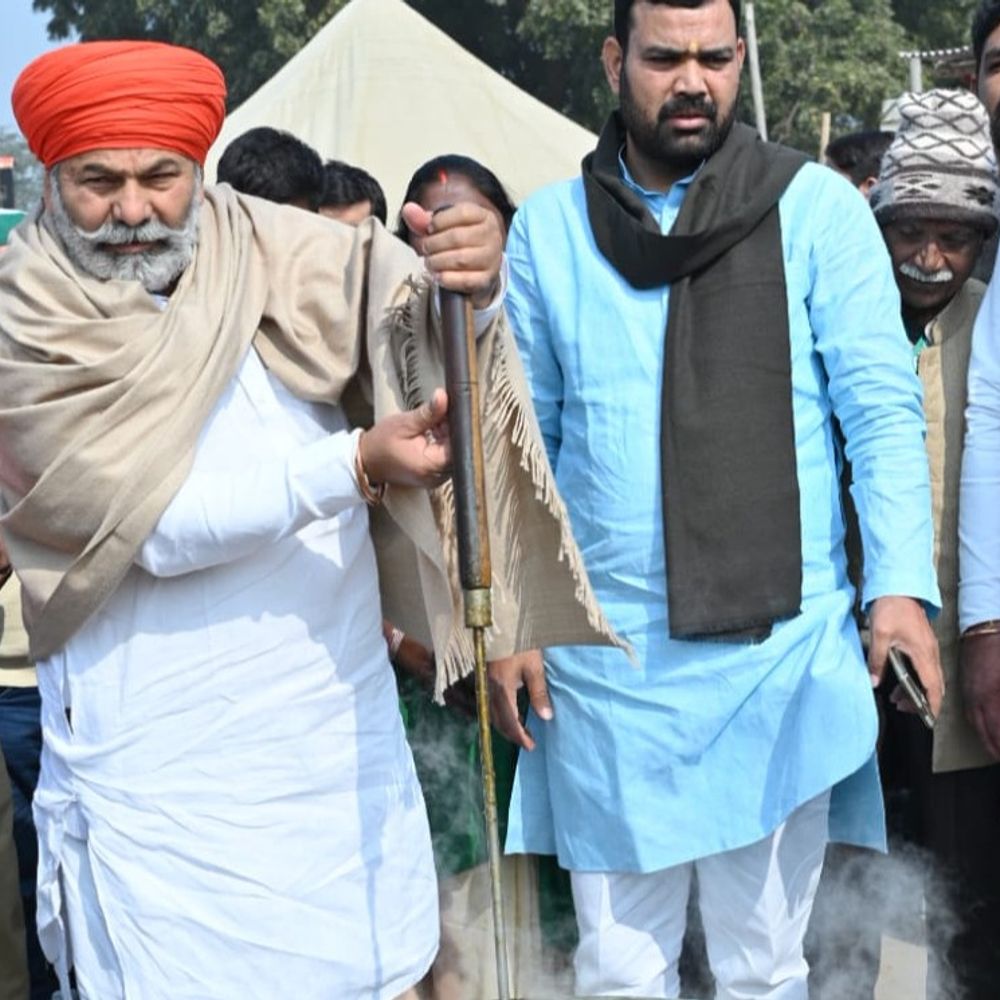 माघ मेले में राकेश टिकैत ने आलू-मटर की सब्जी बनाई:देर होने लगी तो भगाेना में कलछुल चलाने लगे, आंदोलन की रणनीति बनाई