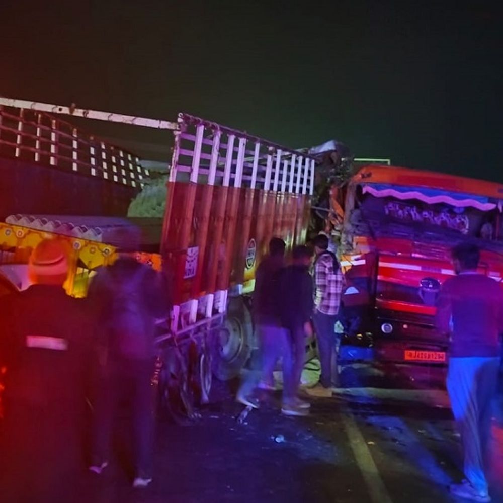 ट्रकों की आमने-सामने की भिड़ंत,पीछे से गाड़ी टकराई:ट्रक चालक का शव केबिन में फंसा,4 लोग घायल भी हुए