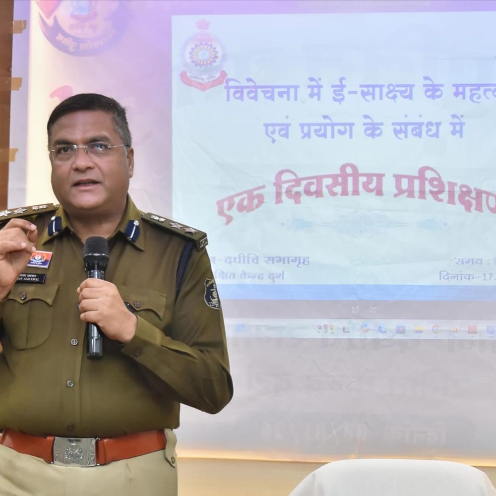 दुर्ग SSP ने ली पुलिस अधिकारियों की क्लास:ट्रेनिंग में बताया बिना गलती के दस्तावेज-सबूत तैयार करने का तरीका, ओवरराइटिंग से बचने सलाह