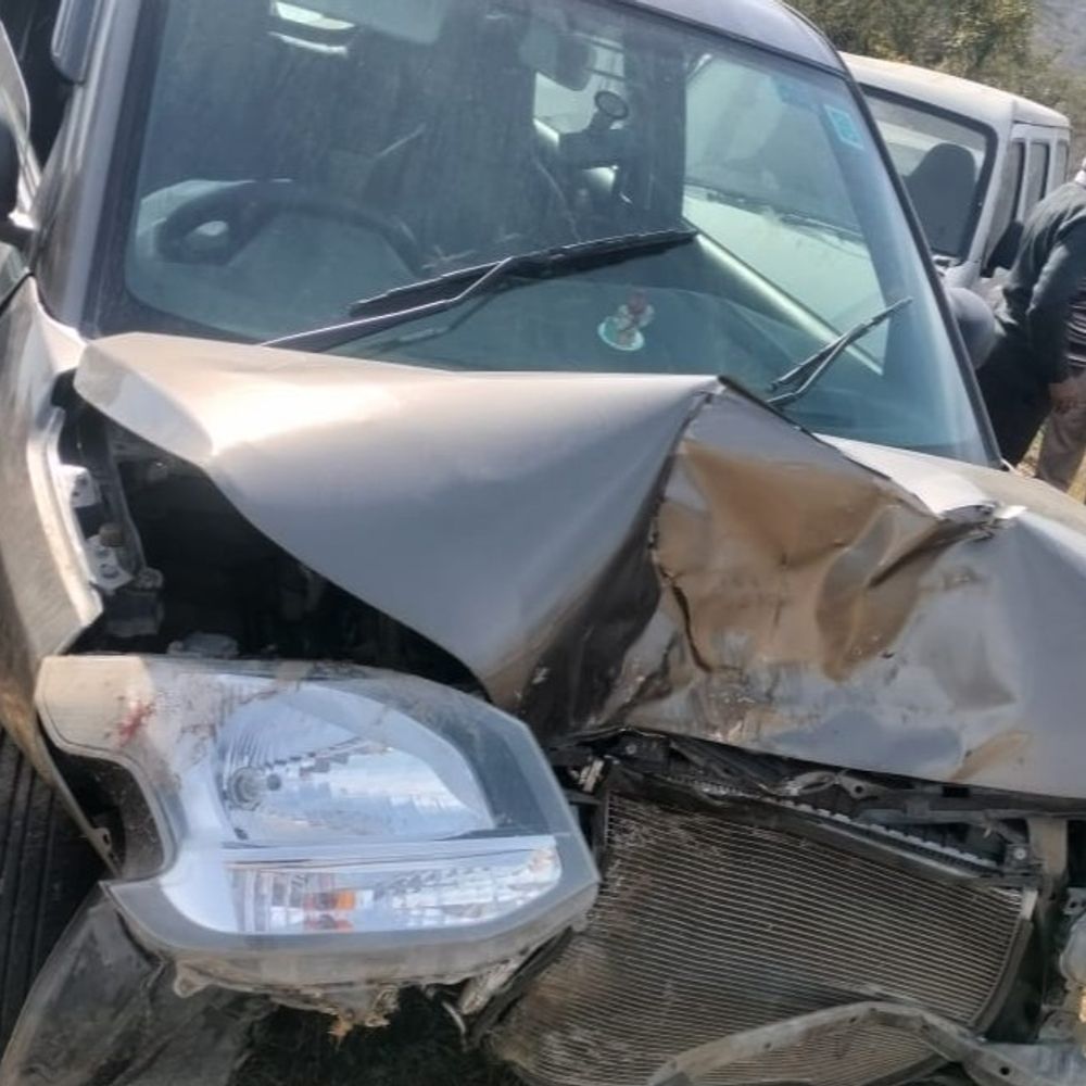 नारनौल में टक्कर के बाद पेड़ से टकराई कार:हादसे में शहर के व्यापारी का बेटा घायल, एयरबैग खुलने से टला बड़ा हादसा