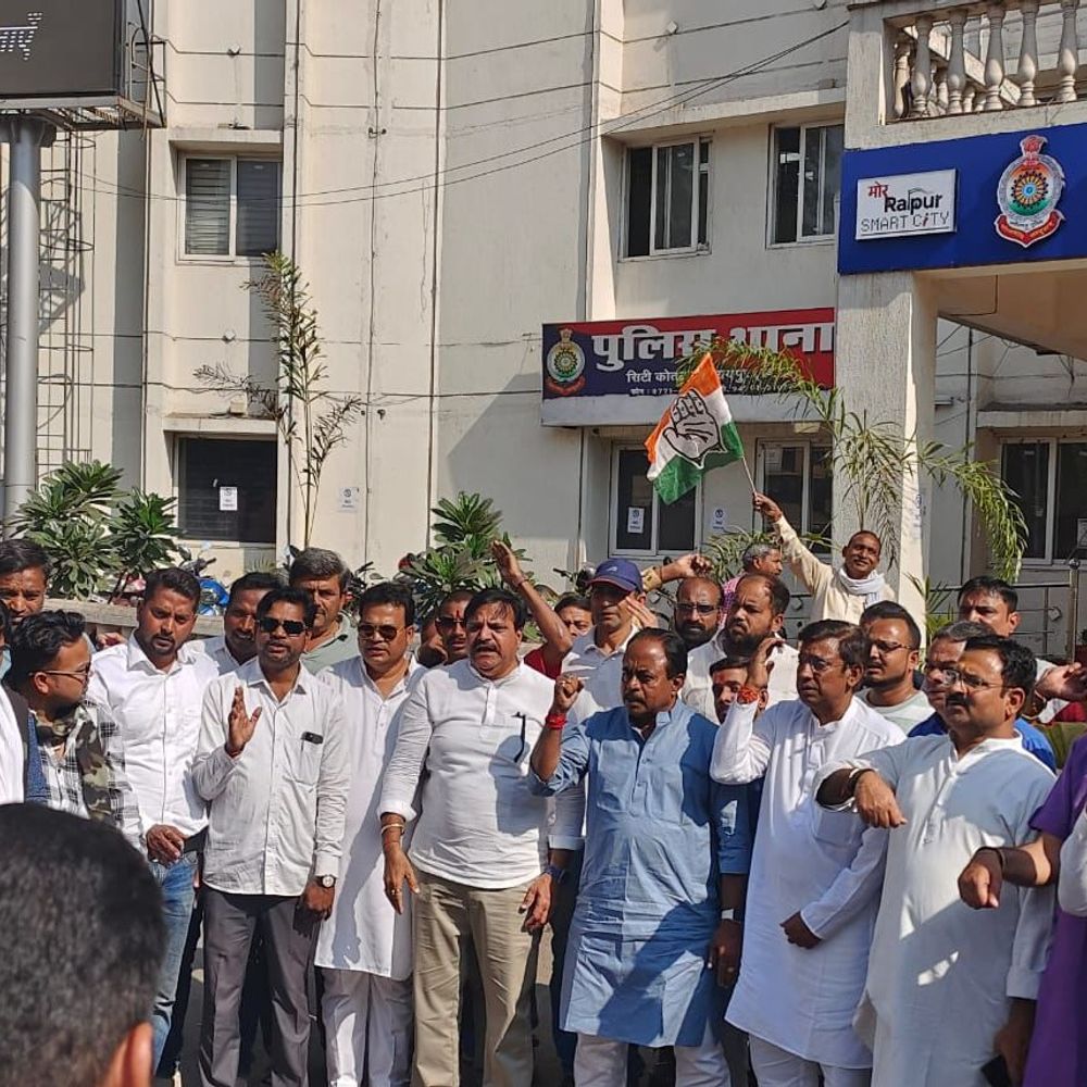 कांग्रेस ने थाने के बाहर किया हनुमान चालीसा का पाठ:हनुमान जी की पतंग और गौ माता बयान पर आस्था के अपमान का आरोप