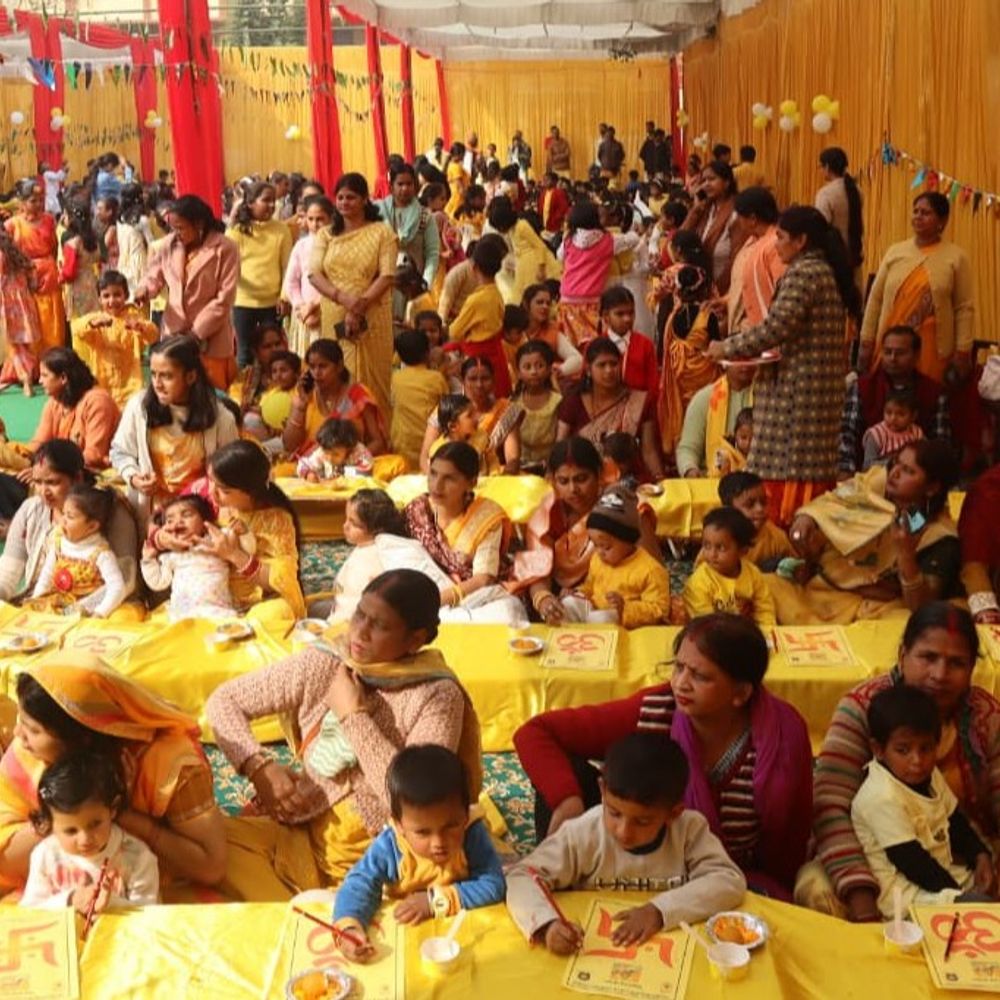 बच्चों ने ‘ॐ’ और ‘श्री’ लिखकर शुरू की शिक्षा:गोरखपुर में वसंत पंचमी पर दिखी संस्कृति की झलक, मनमोहक प्रस्तुतियों ने जीता दिल