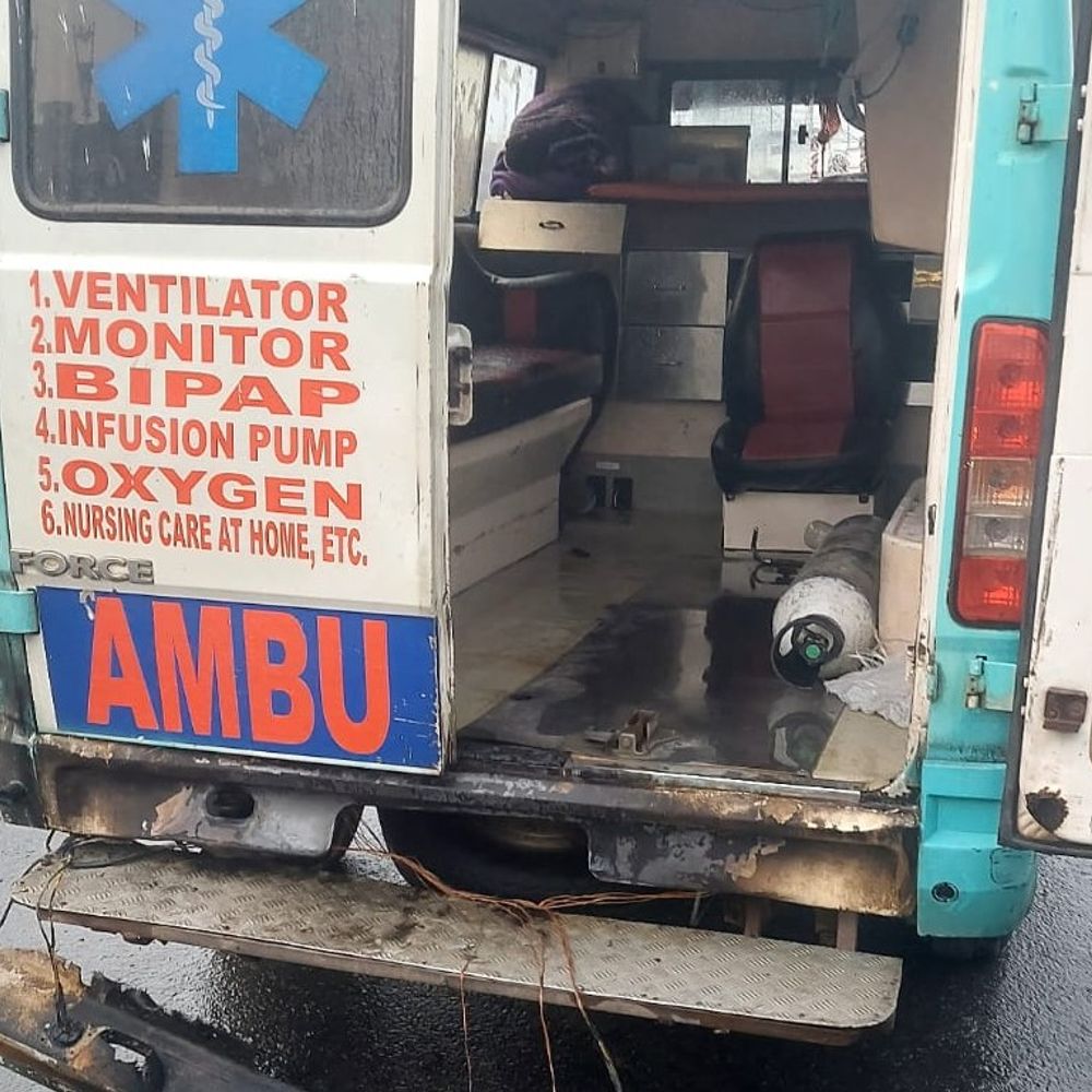 पटना के अटल पथ पर चलती एंबुलेंस में लगी आग:मरीज को स्ट्रेचर के साथ निकाला बाहर, 5 लोग थे सवार