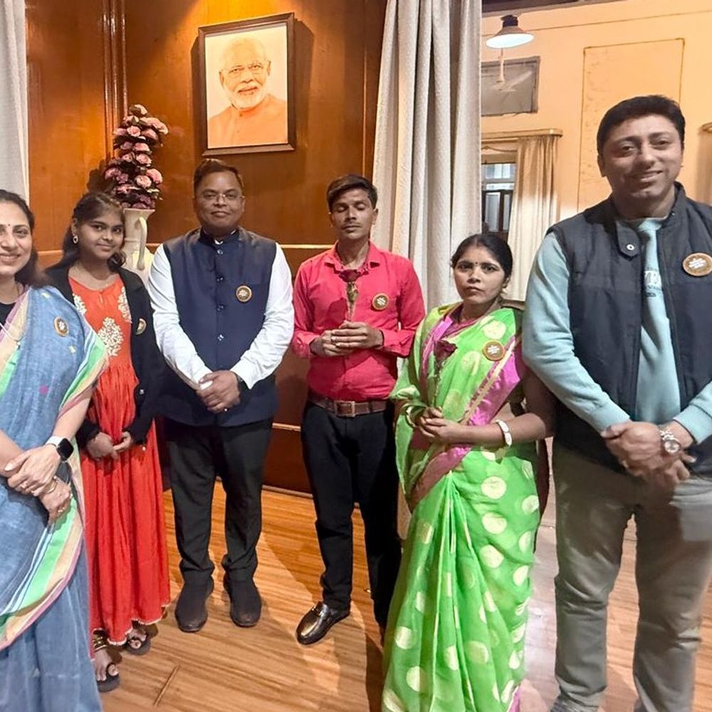 भिक्षावृत्ति छोड़कर आत्मनिर्भर बने इंदौर के 3 भिक्षुक:गणतंत्र दिवस परेड में होंगे ‘विशिष्ट अतिथि’; कलेक्टर ने कराया हवाई सफर