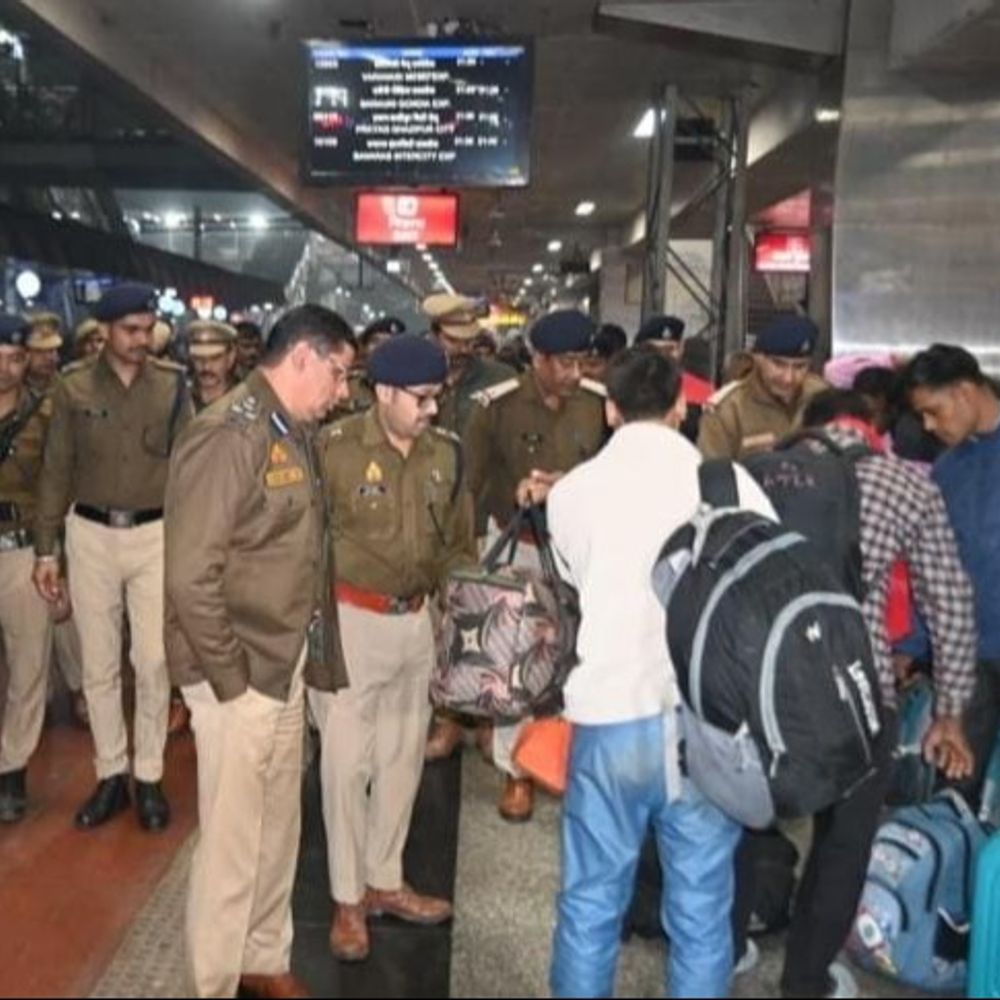 वाराणसी में अफसरों ने आधी रात बस-रेलवे स्टेशन खंगाले:संदिग्धों की जांच और बस यात्रियों से संवाद के बीच पूछी पहचान, सामान की सघन तलाशी