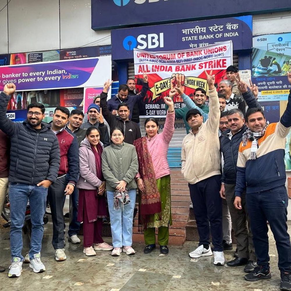 झज्जर में पांच दिवसीय बैंकिंग मांग पर कर्मचारी हड़ताल:जिले में करोड़ों का कारोबार ठप, केंद्रीय स्तर पर जताया गया विरोध