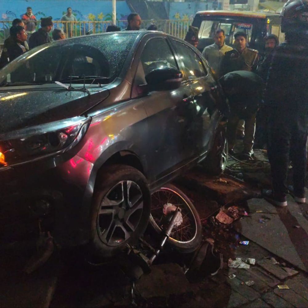 लखनऊ में सड़क किनारे खड़ी गाड़ियों पर चढ़ा ट्रक:SGPGI के गेट के पास हादसा; 1 युवक की हालत नाजुक, कई घायल