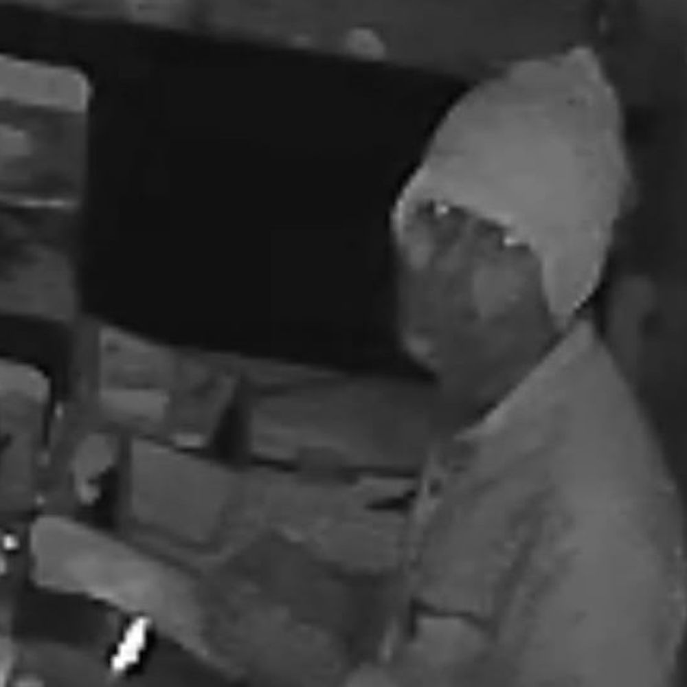 प्रागराज में 34 लाख के जेवरात चोरी का वीडियो:CCTV में कैद हुई चोरी की लाइव तस्वीरें, सोने-चांदी के जेवरात ले गया बदमाश