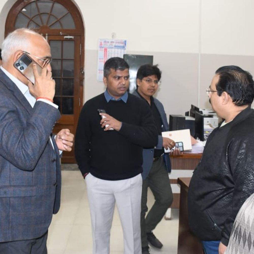 डीएम के औचक निरीक्षण में कलेक्ट्रेट के 38 कर्मचारी अनुपस्थित:एक दिन का वेतन रोकने के निर्देश, कहा-लापरवाही बर्दाश्त नहीं की जाएगी