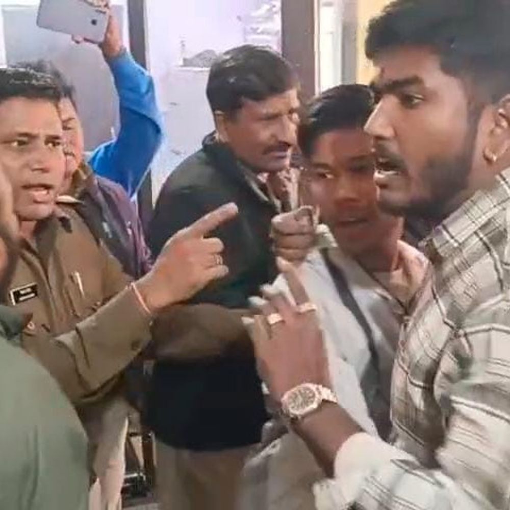 2 एक्टिवा टकराने पर थाने के अंदर भिड़े दो पक्ष:बेल्ट लेकर मारने दौड़े तो युवक पुलिस के पास भागा, रतलाम में रोड रेज में क्रॉस केस दर्ज