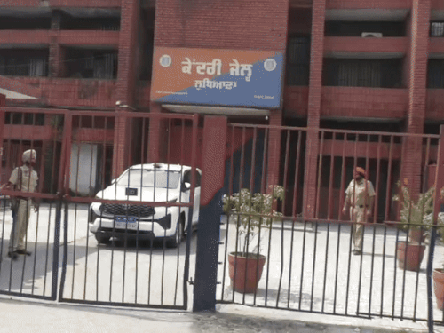 लुधियाना जेल में मोबाइल फेंकने वाला होमगार्ड गिरफ्तार:जेल के टावर पर थी ड्यूटी, बाहर से सामान पकड़कर फेंकता था अंदर