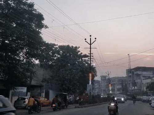 मेरठ में ठंड से राहत के बाद बारिश के आसार:दिन में निकली धूप के सामने बेअसर होने लगी शीतलहर