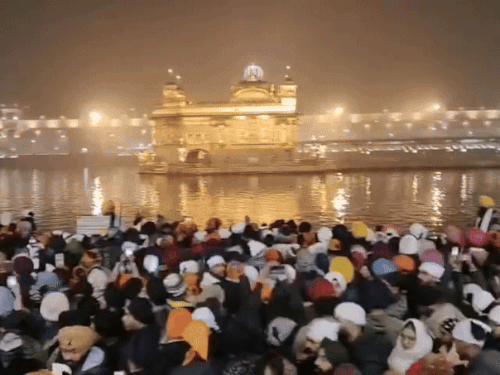 नए साल पर दरबार साहिब में आस्था का सैलाब:सुखबीर बादल, हरसिमरत कौर बादल, गुरजीत औजला समेत नेता, कलाकार नतमस्तक हुए लाखों श्रद्धालु