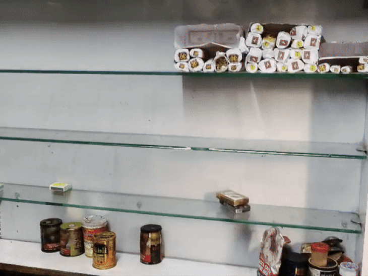 पान की दुकान में चोरी, सिगरेट-गुटखा तक ले गए:दूध तलाई मार्ग पर टीकम पान की दुकान में चोरी की वारदात, CCTV खंगालते हुए चोरों की तलाश में जुटी पुलिस